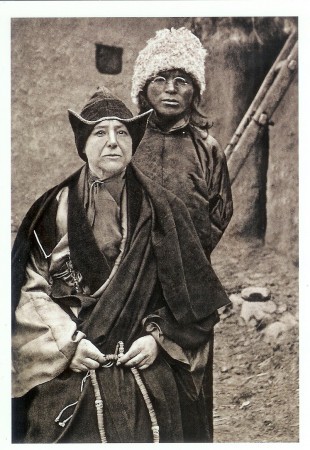 Alexandra David-Néel accompagnée d'Aphur Yongden (jeune enfant lama qui deviendra son fils adoptif).