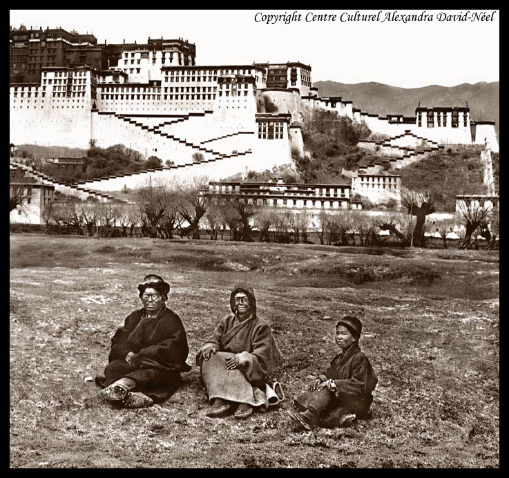Devant le potala. Aphur Yongden, Alexandra David-Neel,   et une petite tibétaine.jpg