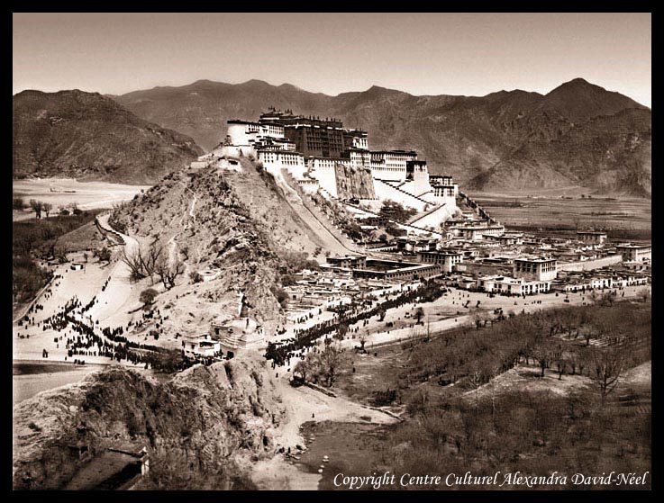 Lhassa en 1928 . Le palais du potala.jpg