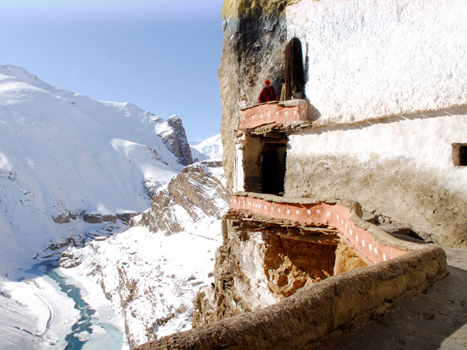 Depuis la terrasse du monastère de Phuktal, on aperçoit la rivière Tsarap dont les rives gelées deviennent un chemin praticable de janvier à mars.