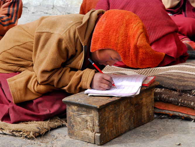 Kenrap, âgé de 8 ans, séjourne depuis trois ans au monastère de Phuktal.