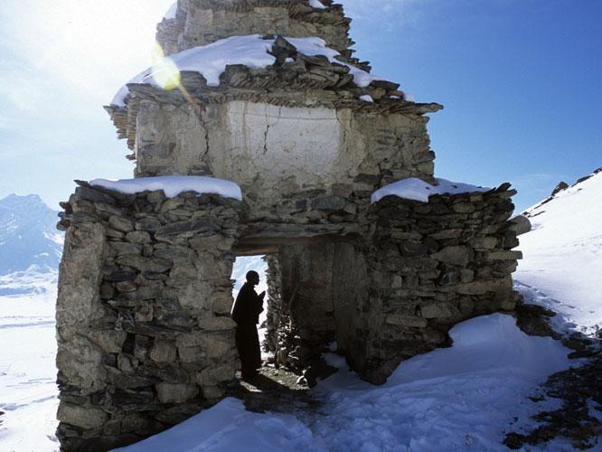Une nonne prie à l’intérieur d’un chorten près du monastère de Karsha, au centre du Zanskar.