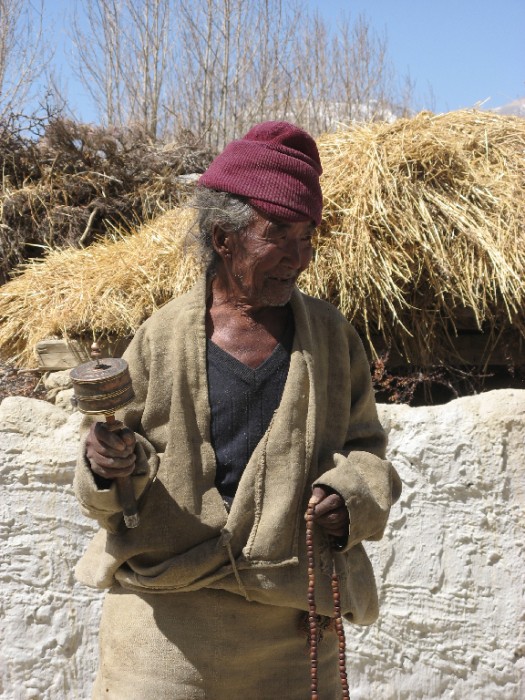 Homme qui prie tout en se déplaçant (le Mustang est népalais mais de culture tibétaine).jpg