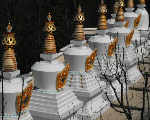 L'allée des neuf stupas de Montchardon.