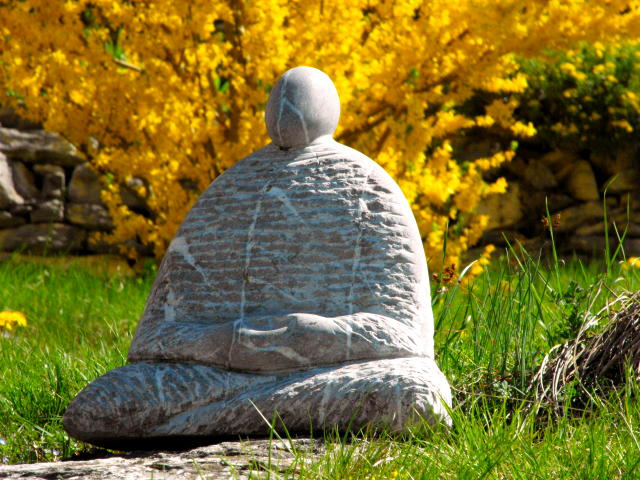 Meditant de pierre.JPG