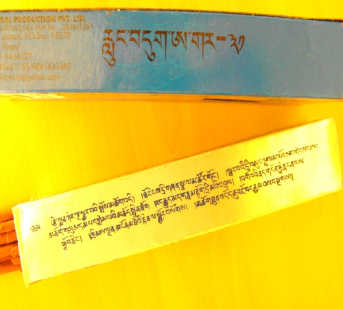 Dos de paquet d'encens tibétain