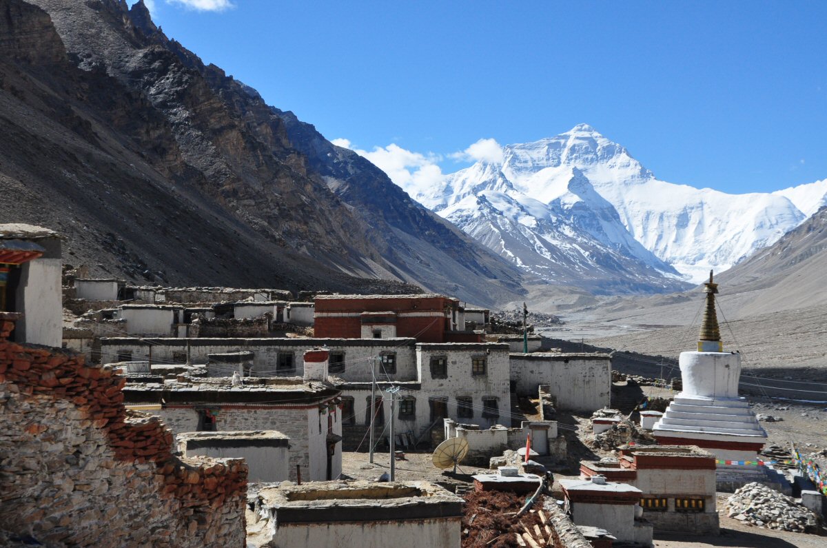 En fond le Chomolangma