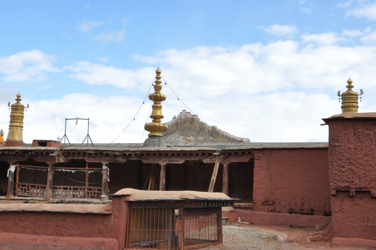 Le dzong au loin