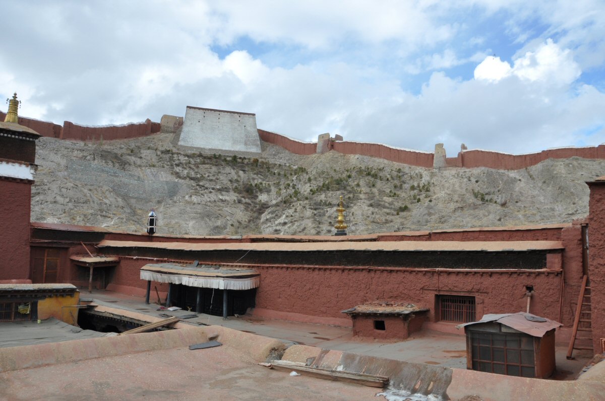 Le mur sur lequel on déroule les immenses thangkas les jours de fêtes (photos T5 et T6)