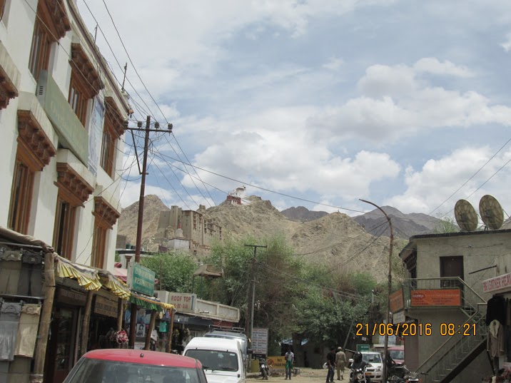 chateau de leh (sur la gauche) et  tout en haut le monastère Namgyal Tsemo