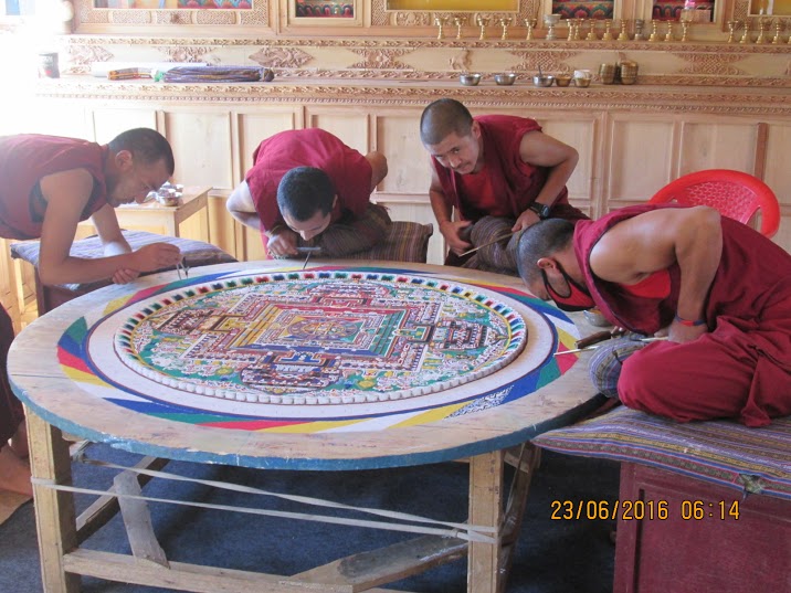 des moines font un mandala