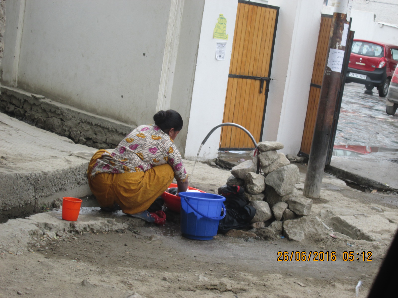 à la porte de l'hotel femme lavant son linge