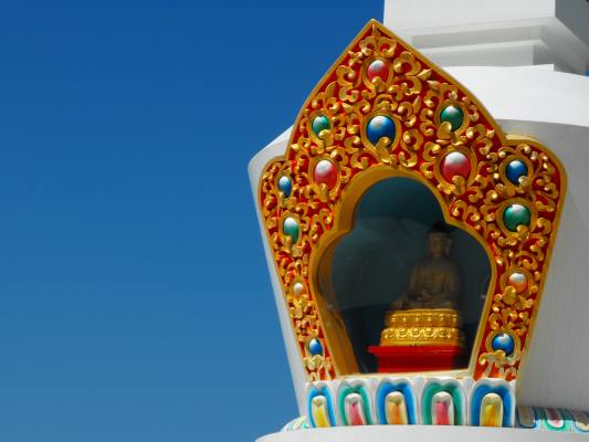 Stupa avec Bouddha méditation.jpg