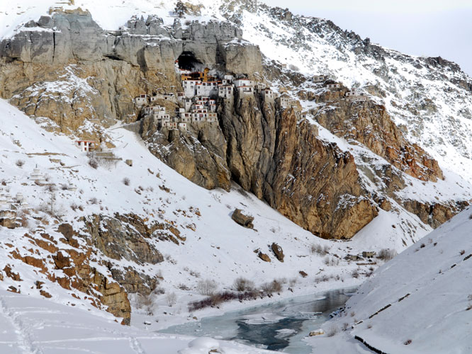 Le monastère de Phuktal, à 4 000 mètres d’altitude, a été construit autour d’une grotte de laquelle jaillit une source. Le maître historique Padmasambhava y aurait médité au VIIIe siècle.