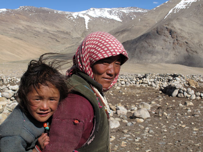 Jeune femme et son enfant. Scolarisés dès l’âge de 6 ans à Leh, la capitale du Ladakh, les enfants nomades ne reviennent jamais plus vivre avec leurs parents.