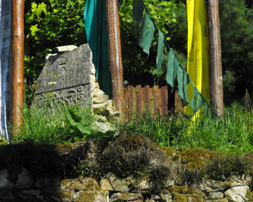 Les jardins du monastère et les mats des bannières (Darchoks).