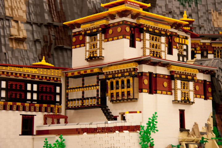 AnuPehrson_Lego_TigersNestMonastery_ParoTaktsang_Detail.jpg